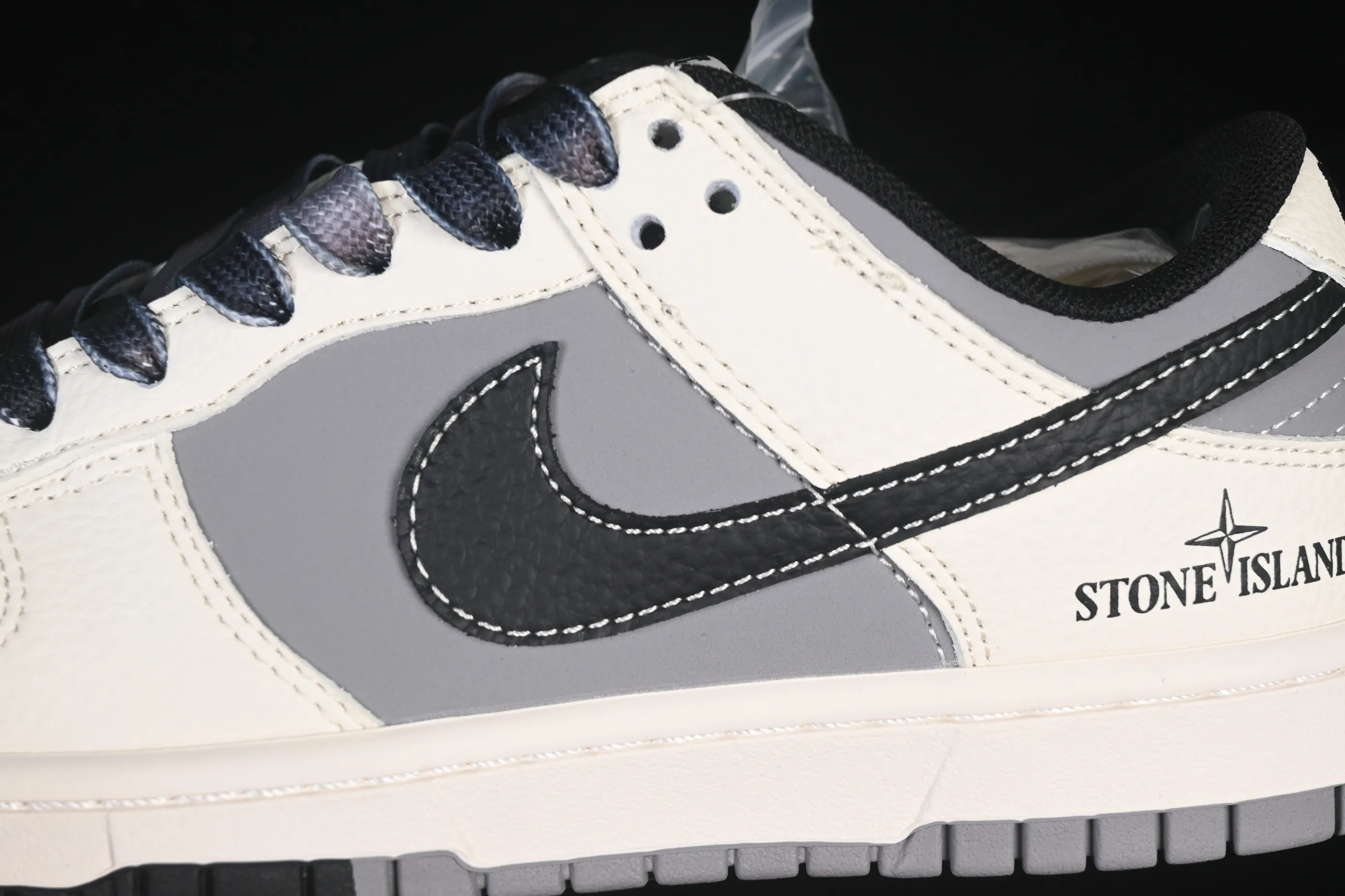 All categories Nk SB Dunk Series Nk SB Dunk Low High-end customized low-top sneakers Nike SB Dunk Low Stone Island joint beige and black stitching Anniversary high-end customized low-top casual sneakers JP8028-041